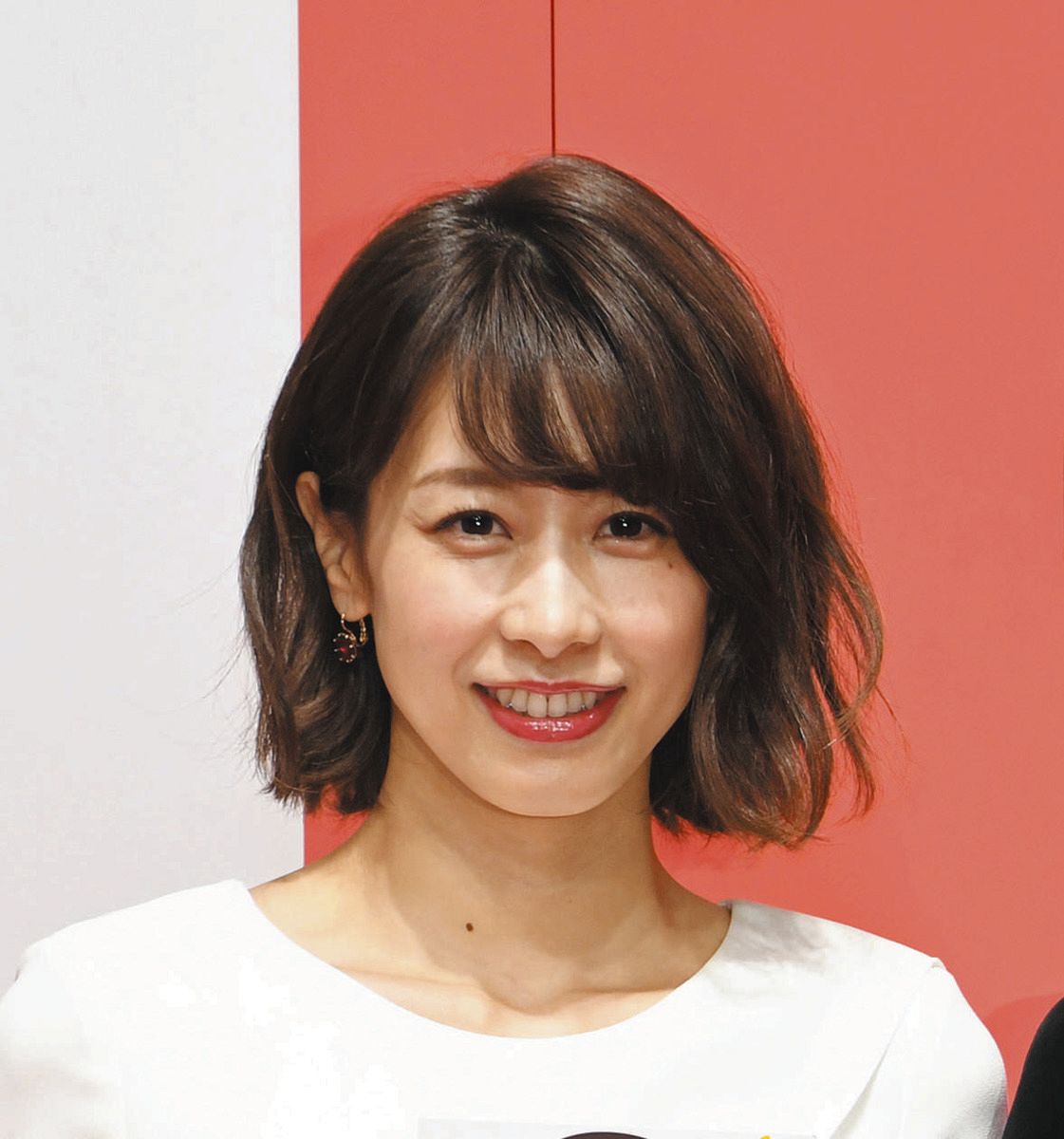 【元フジアナ】加藤綾子、胸元透け感白トップス＆スリット入りパンツコーデ公開「大人のエレガント」