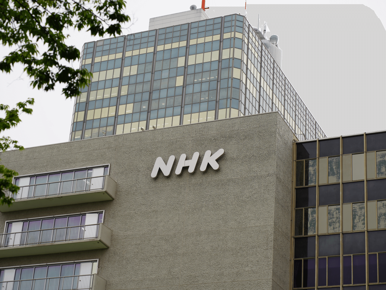 NHKでも性加害!番組出演者X特定なら降板ドミノ 被害者があえて “最強” 労働組合を頼ったワケ