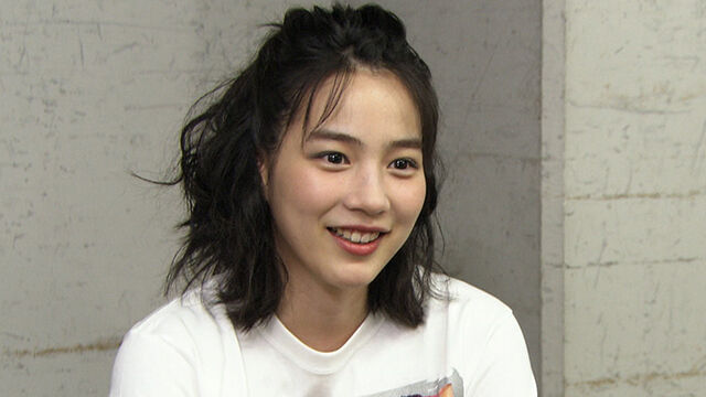 【芸能】のん、知的かわいい学生風な古着コーデに「文学部学生感が素敵」