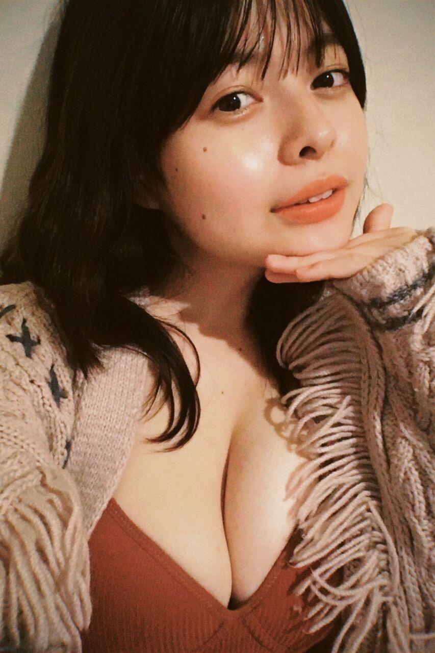 【芸能】ワキ毛を剃らないグラドル…”ありのまま” ビキニ姿に騒然！ 「脇毛生やしてるの可愛い」