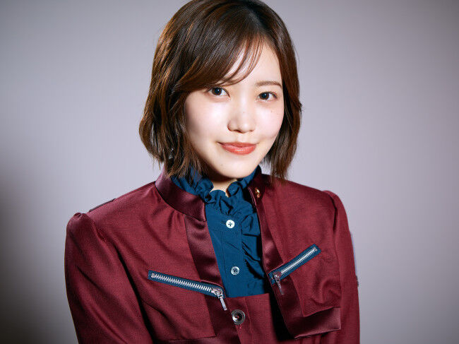 【櫻坂46】松田里奈、ランジェリーカット公開…照れながらTシャツ脱ぐ