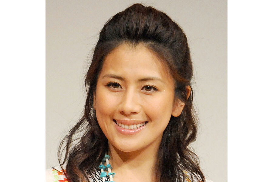 【芸能】“奇跡の４９歳”長谷川理恵、「面積ちいさいビキニ好き」の水着ショットが「スタイル良すぎ」