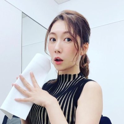 【芸能】38歳の“美しすぎる気象予報士”　インスタでの“胸強調”写真に辛辣意見…「下着とどう違う？」