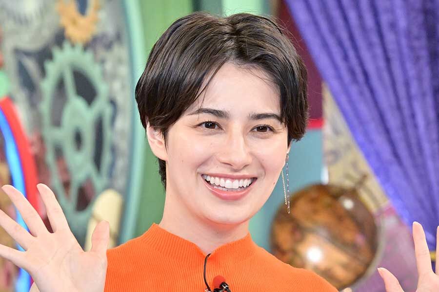 【芸能】ホラン千秋、生足スラリの超ミニスカコーデ披露に「美脚！」