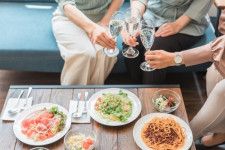 【社会】物価高が生んだ夫婦間の金銭感覚のズレ！「妻の女子会ランチ5000円」に夫の穏やかならぬ胸中！