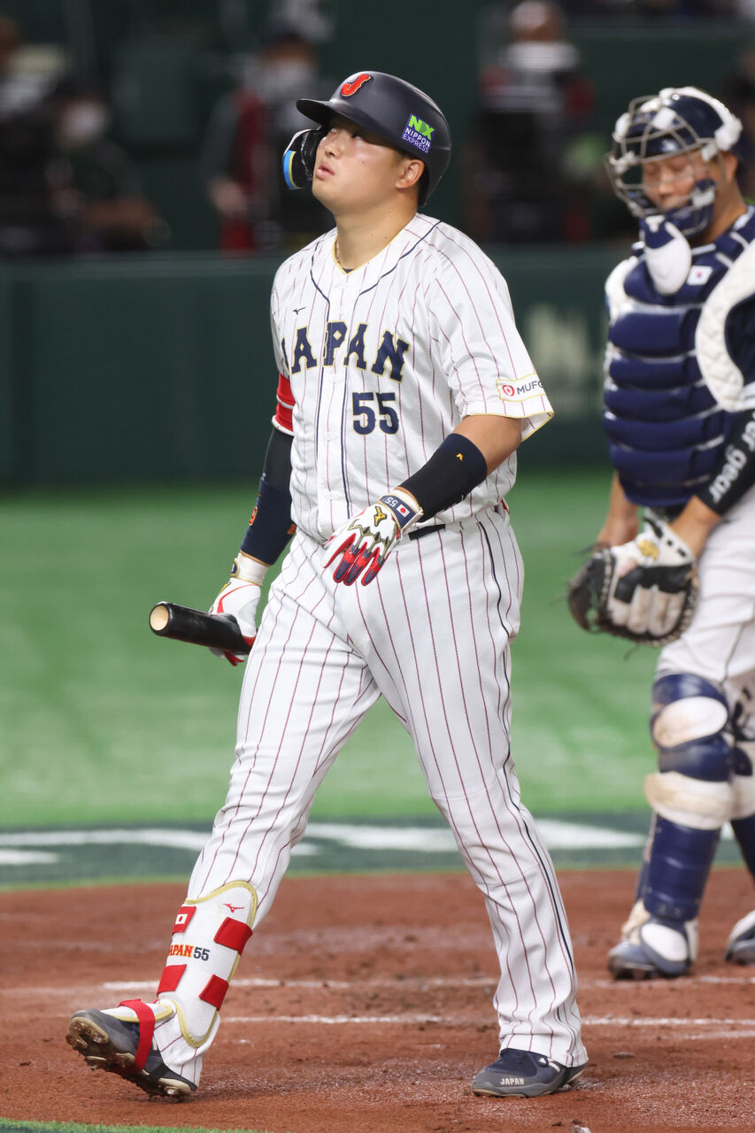 【WBC】村上宗隆、天皇皇后両陛下退場時の“ガム噛み＆腕組み”に批判の声「これはダメ」