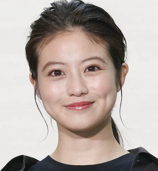 【芸能】今田美桜、胸元ぱっくり！Vネックドレスでレッドカーペット