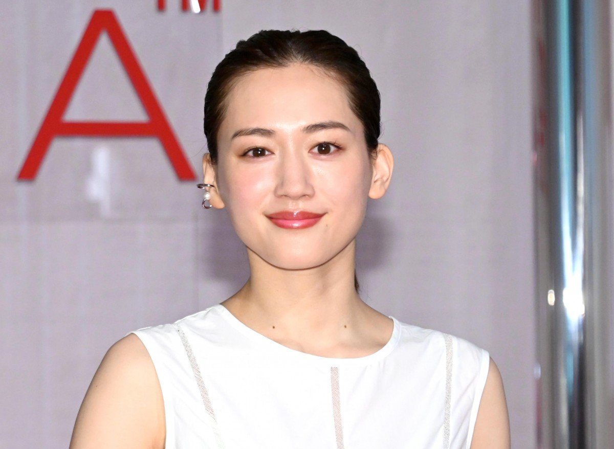 【芸能】綾瀬はるか、ユニクロ“上半身裸CM”で指摘される最近の“露出過多”…ボディメイクで衰えぬ美貌も賛否