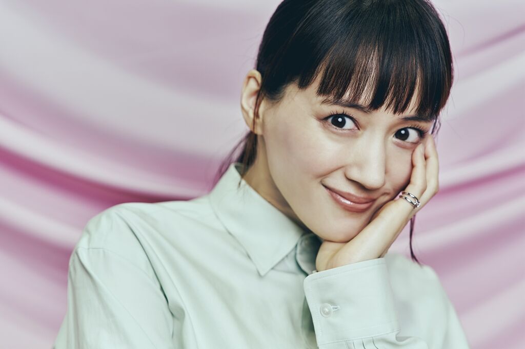 【ユニクロ】「ブラトップ1枚で外出」綾瀬はるかCMに違和感の声「あんなもん1枚で外出できる日本人どれほどいるのか…」