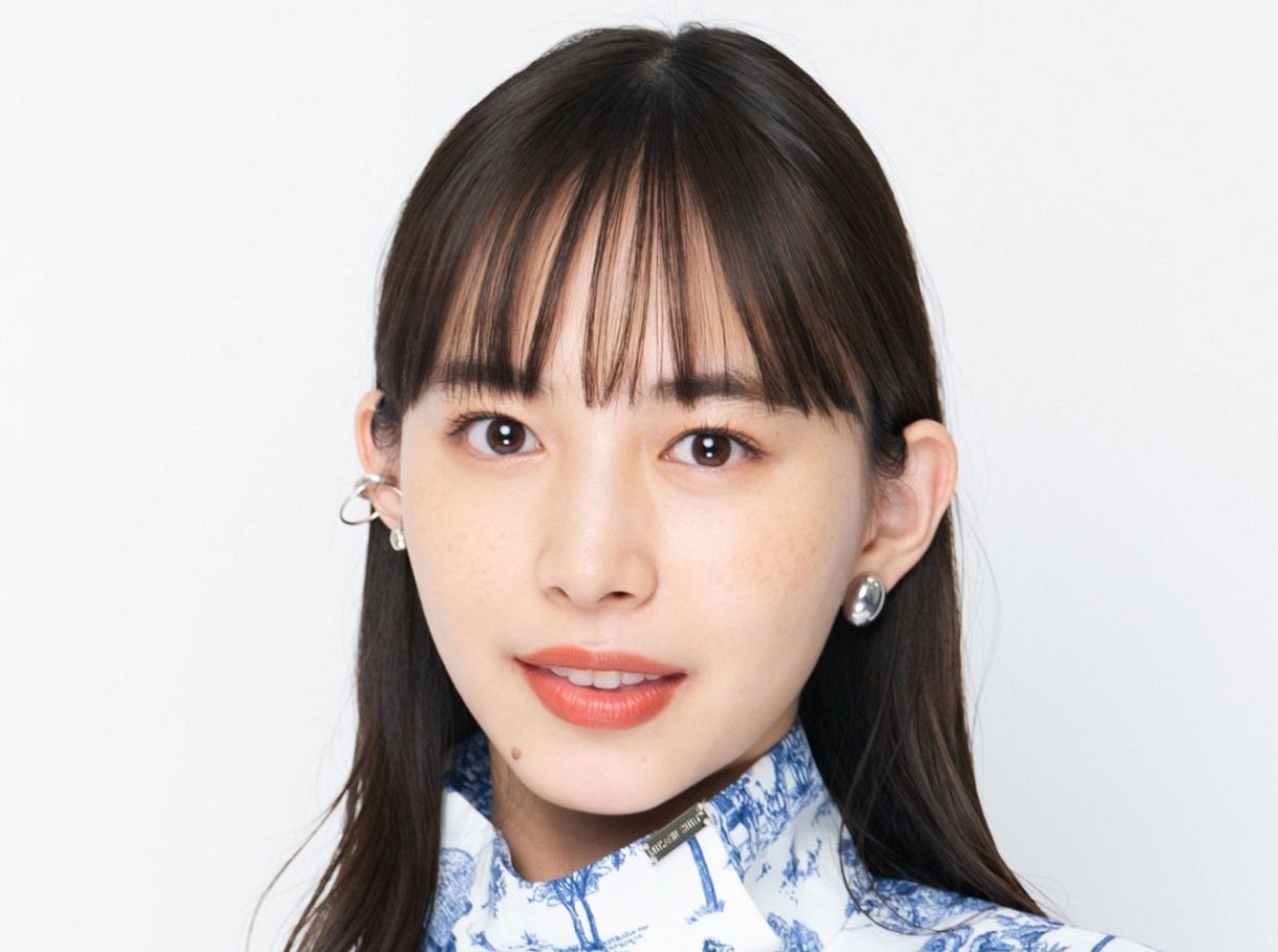 【芸能】井桁弘恵、“超ミニスカ”で太もも美脚あらわ「見事な曲線美」