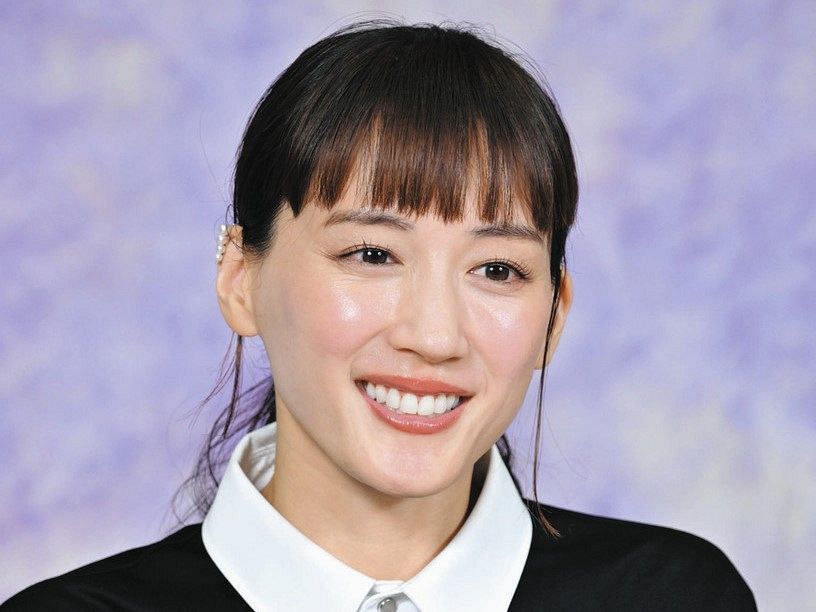 【芸能】綾瀬はるか、太ももチラ見えのレザーミニ美麗ショットに反響「カッコ可愛い」