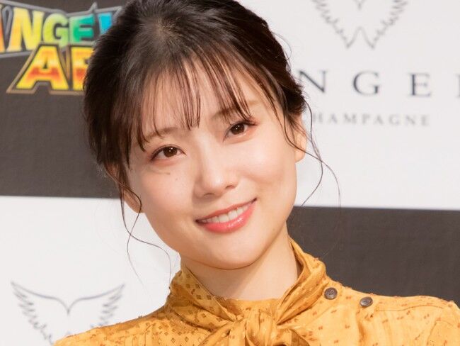 【芸能】重盛さと美、超ミニスカでしゃがむ太もも美脚ショット「けしからん」