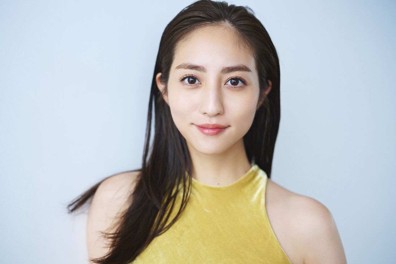 【芸能】堀田茜、バッキバキ腹筋全開の黒ロングドレス！大人の色香で圧倒！