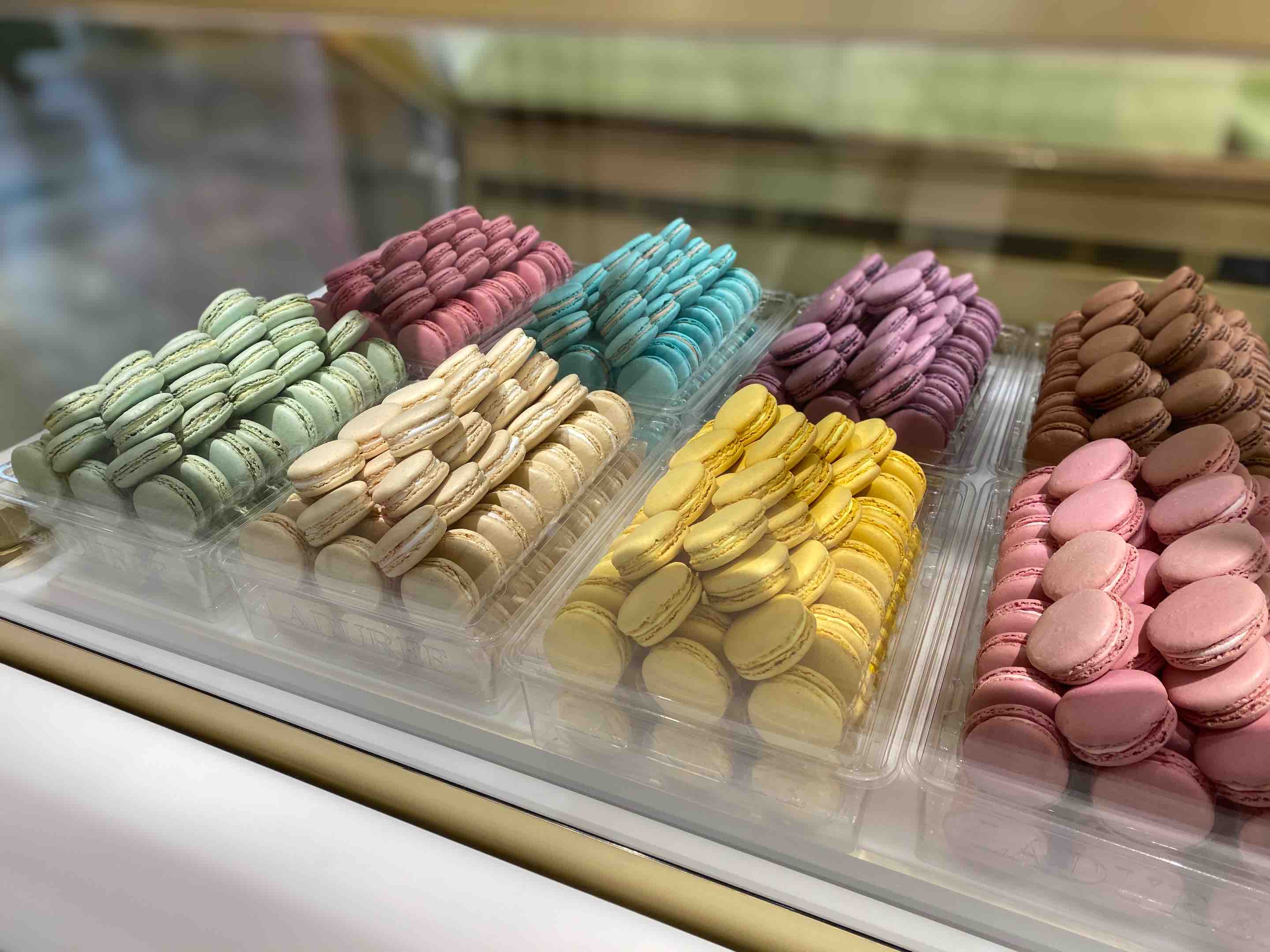 梅田 大阪限定の マカロンは必食 Laduree ラデュレ ルクア大阪店 自己中心食日記 Powered By ライブドアブログ