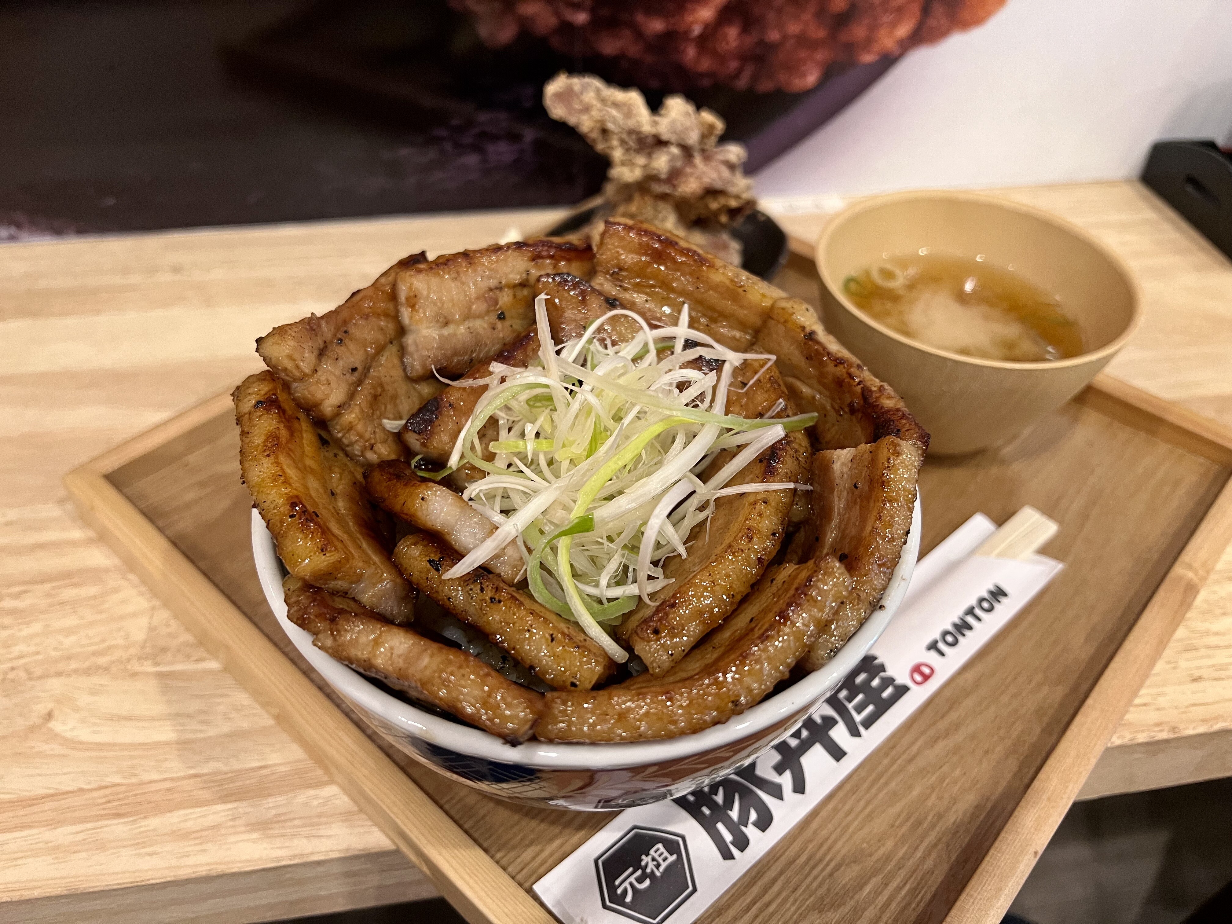本町】背徳のメガ盛り豚丼 ～元祖豚丼屋 TONTON 船場センタービル10