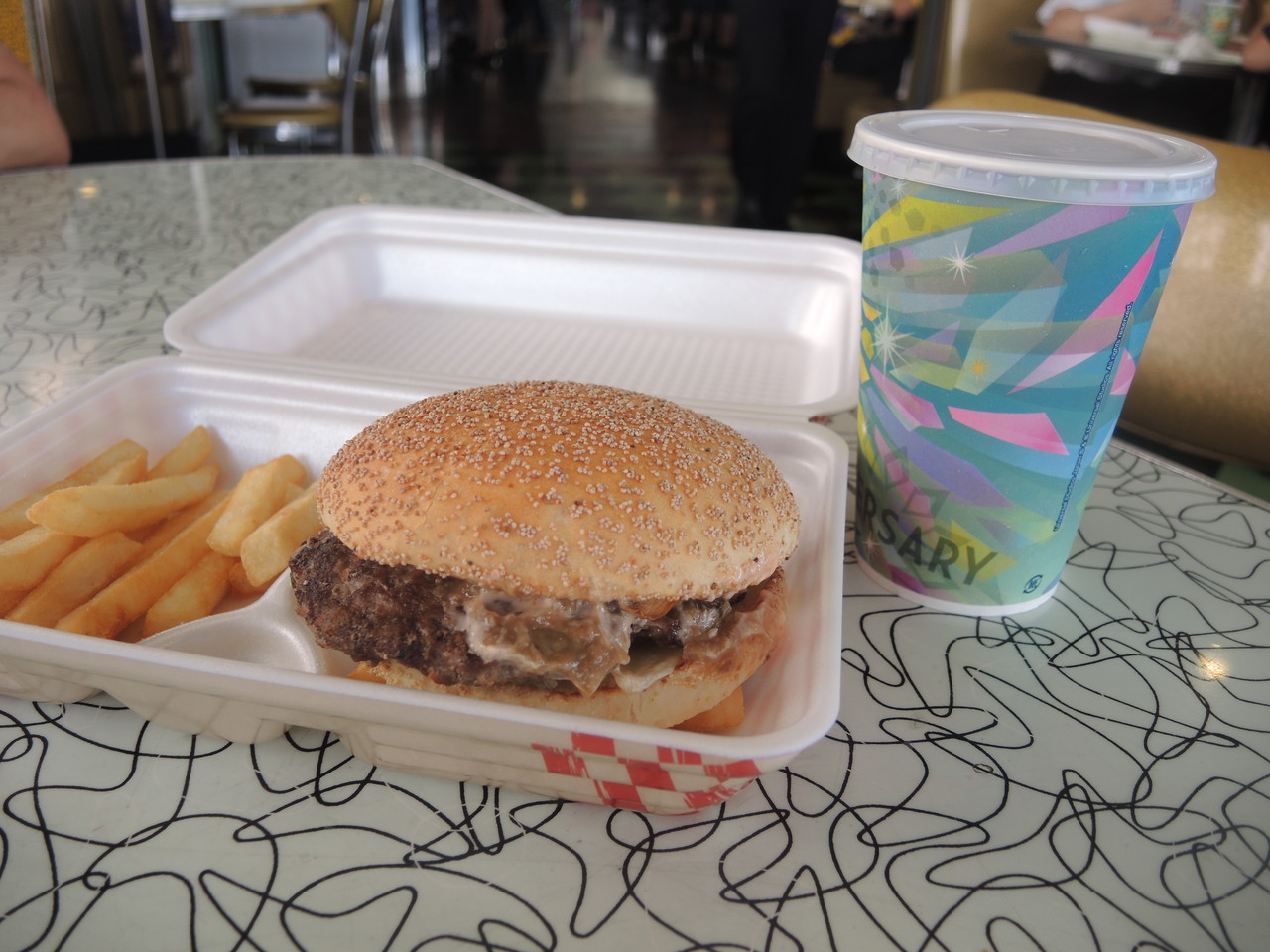 アメリカンな雰囲気を楽しめます メルズ ドライブイン Mel S Drive In 自己中心食日記 Powered By ライブドアブログ アメリカンな雰囲気を楽しめます メルズ ドライブイン Mel S Drive In 自己中心食日記 Powered By ライブドアブログ