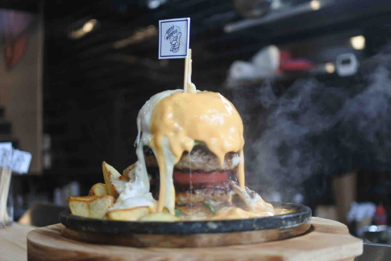 嵐山 とろけるチーズをまとう炎のハンバーガー なおちぇんの 阪急電車で一緒においしい物sanpo 阪急沿線口コミ情報サイト ブログdeバーチャル駅長