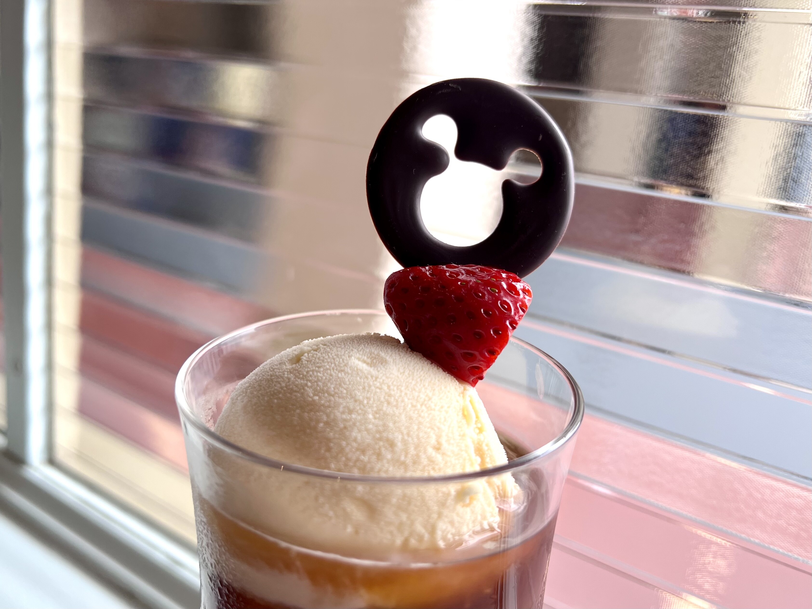 東京ディズニーランド ディズニー仕様のかわいいクリームソーダ センターストリート コーヒーハウス 自己中心食日記 Powered By ライブドアブログ