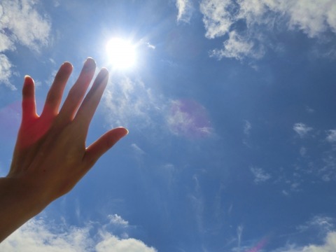 眩しい太陽と青空