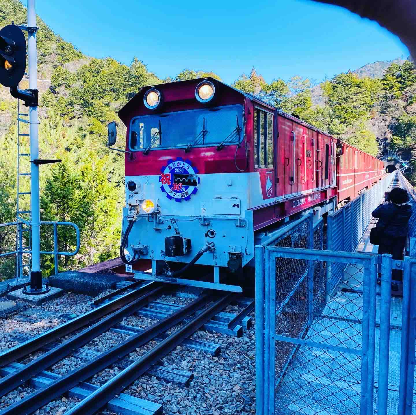 電車の連結作業をするキレッキレの駅員さんも見どころです 南アルプス あぷとライン なおみの今夜も朝帰り