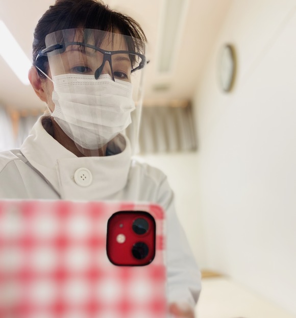 「日比野メディカルスキンラボ」では施術時にアクリル製フェイスガードの使用を始めました。