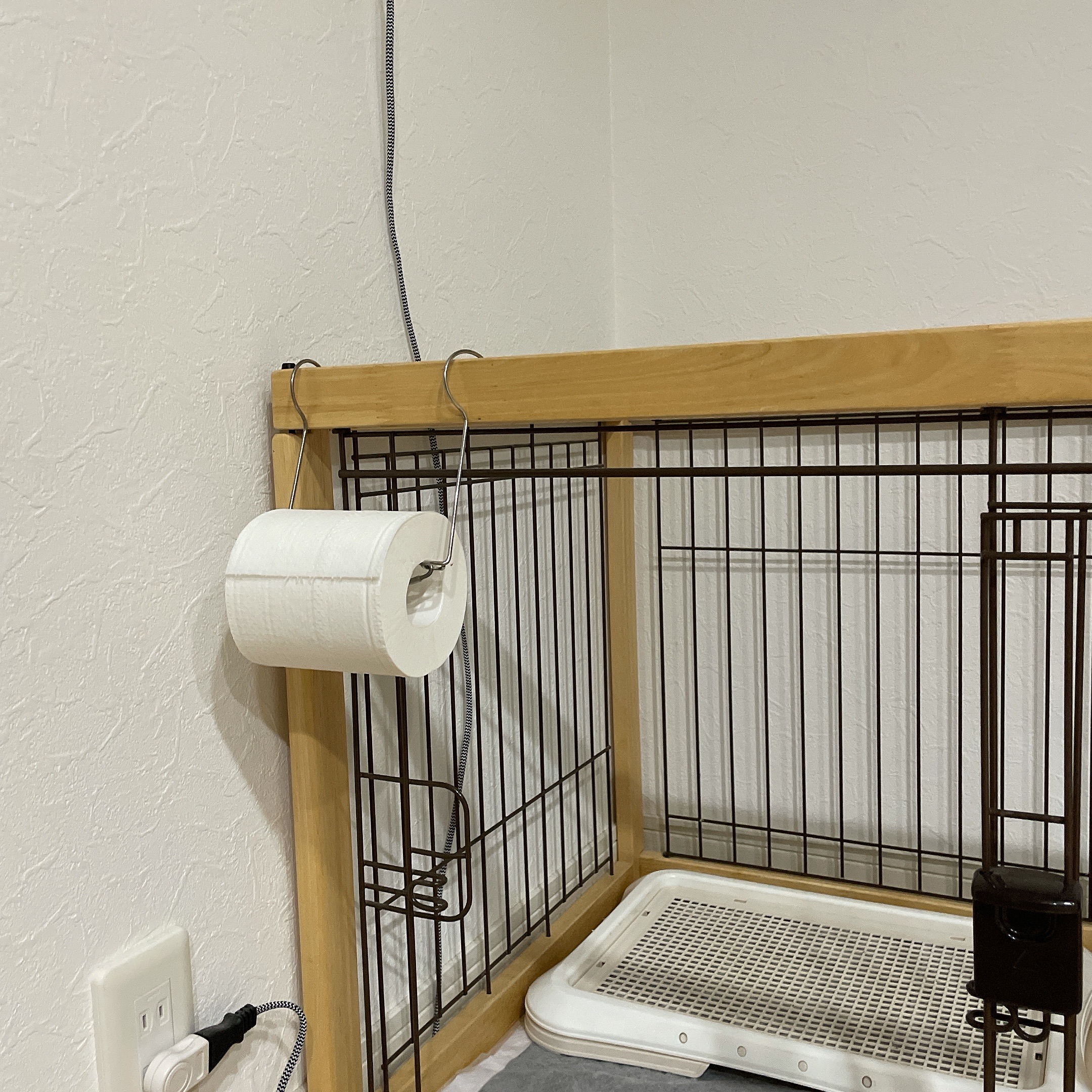 愛犬のケージにセリアで見つけた新たなトイレットペーパーホルダーを設置 Treat Co 愛犬のケージにセリアで見つけた新たなトイレットペーパーホルダーを設置 Treat Co
