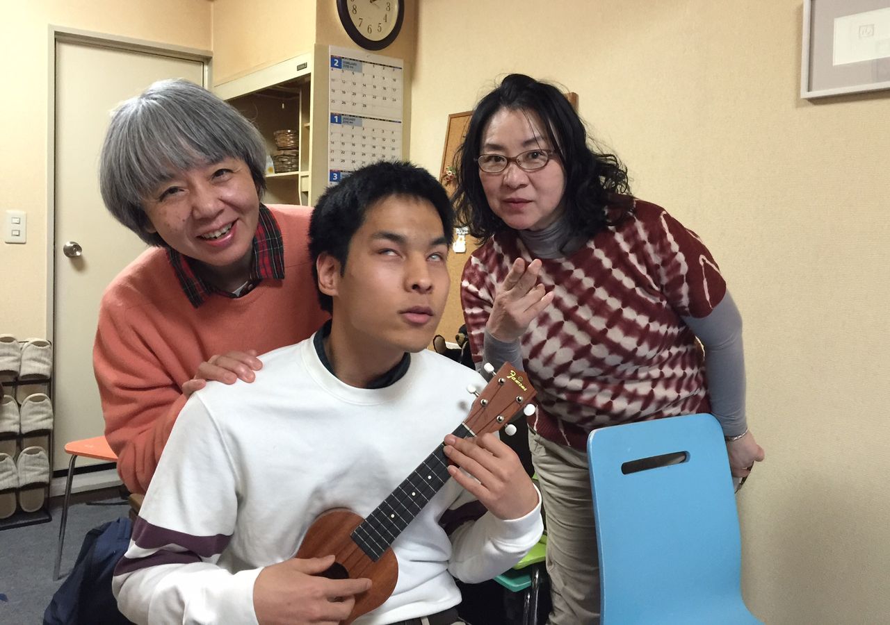 ボランティアさんと一緒に ウクレレな毎日