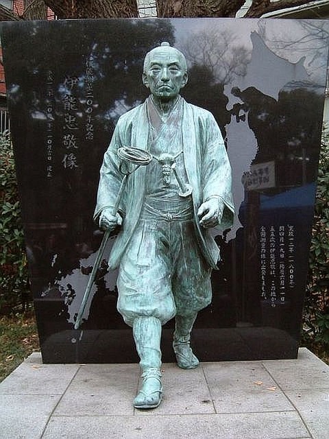 Ino_Tadataka_Statue_at_Tomioka_Hachiman-gu_01