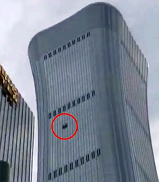 北京の最高層ビルに小型機が