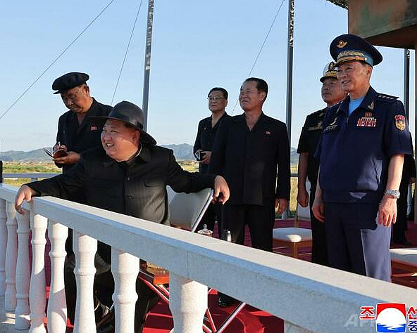 北朝鮮の金正恩氏、無人機試験