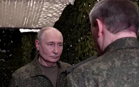 Putin aparece de uniforme militar, e porta