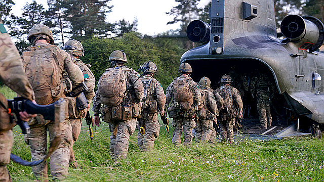 uk-airborne-forces-chinook-45160072