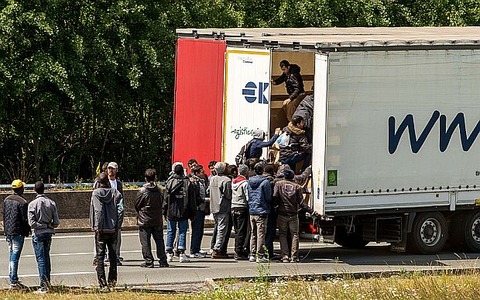 calais-lorries_3351148b
