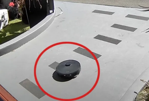 脱走に成功したお掃除ロボットだが、うっかり車にひかれてしまう  カラパイア