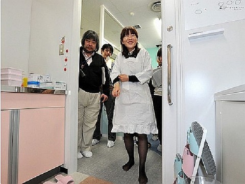 万能細胞 祖母のかっぽう着姿で実験 主導の小保方さん - 毎日新聞