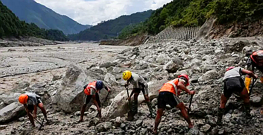 Nepal flooding- Rescuers try to reach dozens trapped in