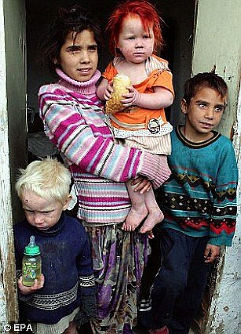 article-2474887-18F3A00C00000578-382_306x423