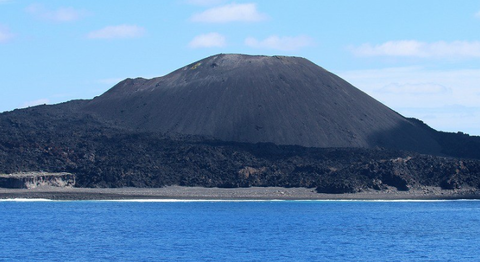 西之島：海鳥の繁殖確認…噴火後初上陸・環境省報告 - 毎日新聞
