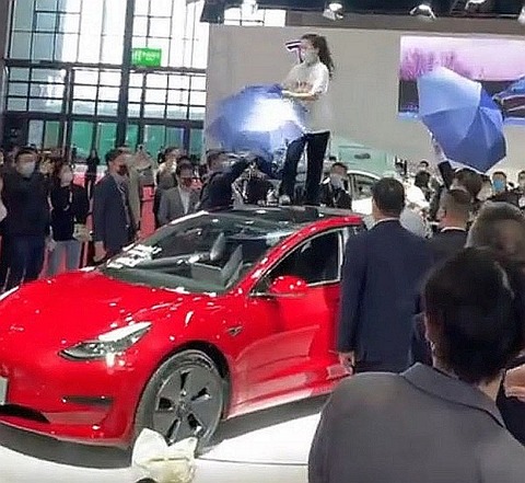 tesla-model-3-protester-shanghai