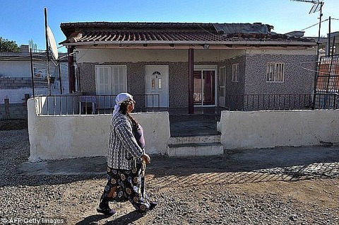 article-2465942-18D6E17300000578-737_634x420