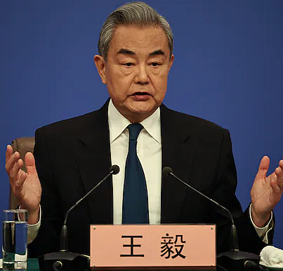 王毅氏がパキスタンとカタール外相と協議