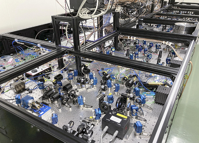 室温で稼働可能な国内初「光量子コンピューター」