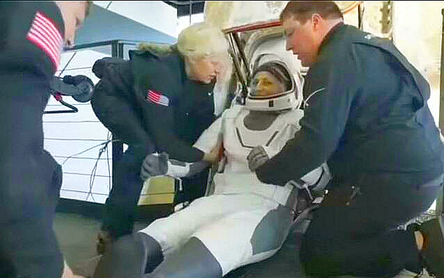 NASA宇宙飛行士、9か月ぶり帰還 米フロリダ沖に無事着水 写真11枚 国際ニュース:AFPBB News