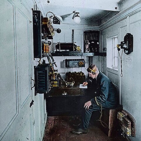 wireless-operator-on-board-of-the-