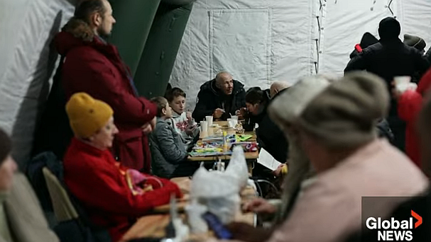 Ukrainians deal with bitter cold temper