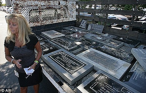 article-2027368-0D784B0100000578-415_468x297