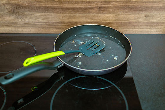 dirty-frying-pan-with-pl