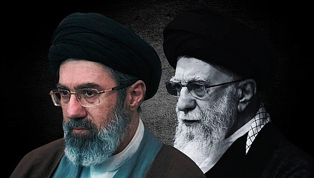 イランの最高指導者ハメネイ師（右