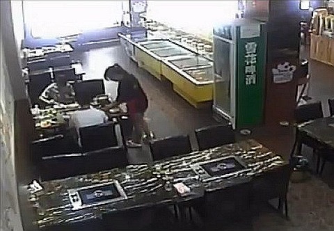 com -  GRAPHIC  Careless Waiter Torches Girl!