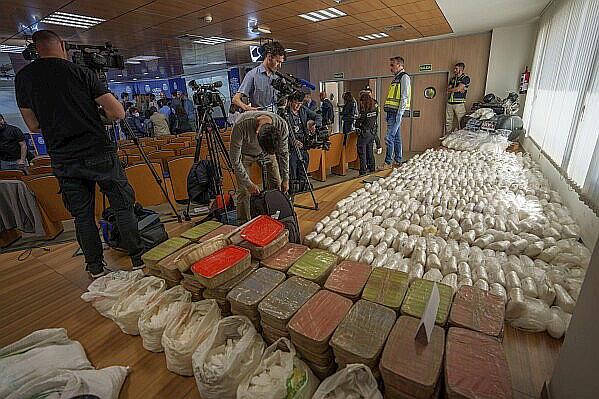 2024年5月16日_uFF0Fスペイン、首都マドリードの警察本部、押収したメタンフェタミンとメディア関係者（AP通信）